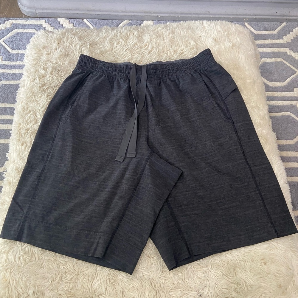 Men’s lululemon athletica shorts in a black grays pattern size M-L